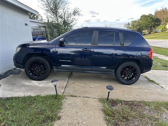 $5000 : Jeep compass latitudes 2.4 L image 2