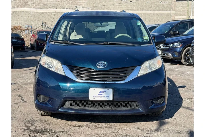 $9998 : Toyota Sienna 2012 LE 7-Pass image 2