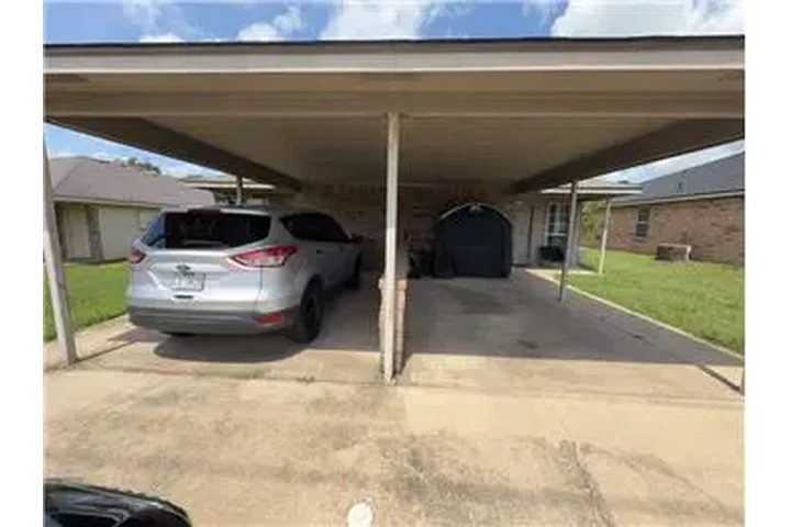 $900 : Rental property with 2 bedro image 1