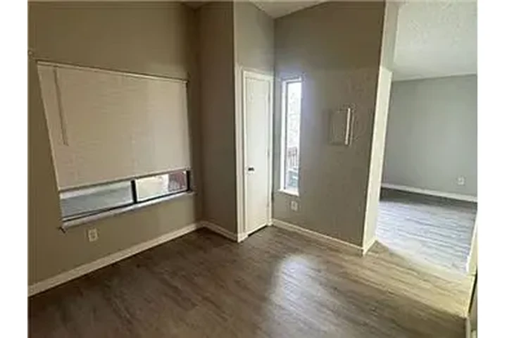 $1325 : Rental property with 0 bedro image 2