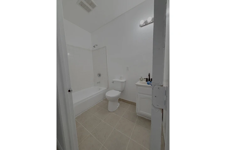 $2350 : Apartamento en Compton image 3