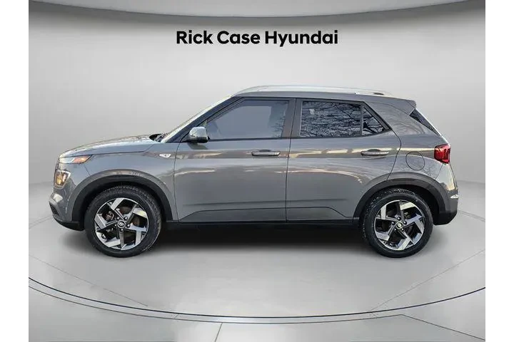 $17272 : Hyundai VENUE 2022 SEL 4dr C image 3