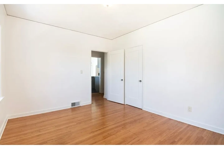 $2435 : 3BED/2BA Home in W 48th St, LA image 5