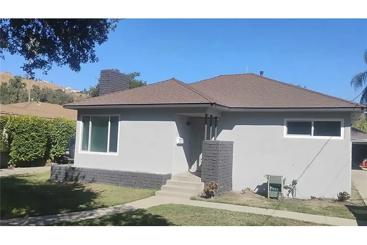 $1200 : Beautifully remodeled 2-bed, 1 image 2