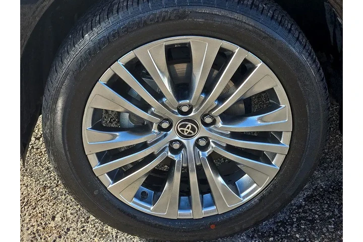 $30800 : Toyota Venza 2022 AWD XLE 4d image 8