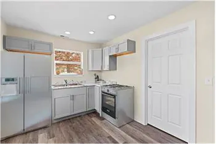 $700 : Rental property with 2 bedro image 6