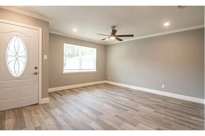 $800 : Beautiful hardwood floor home image 3