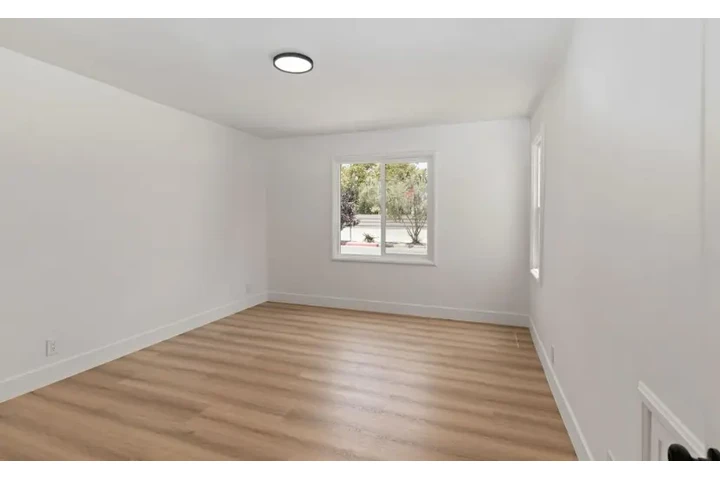 $2500 : Beautiful 3Bed /2Bath in LA image 2
