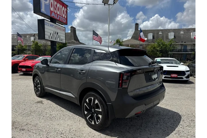 2025 Kicks SV 4WD image 4