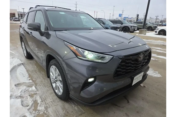 $31798 : 2023 Highlander L image 2
