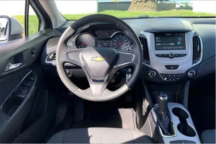 $13985 : Chevrolet Cruze 2018 LS Auto image 5