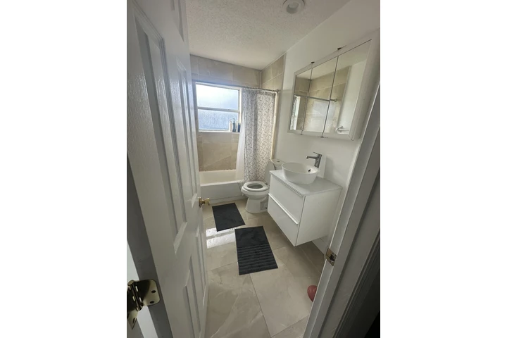 $700 : RENTO CUARTO EN ORLANDO image 5