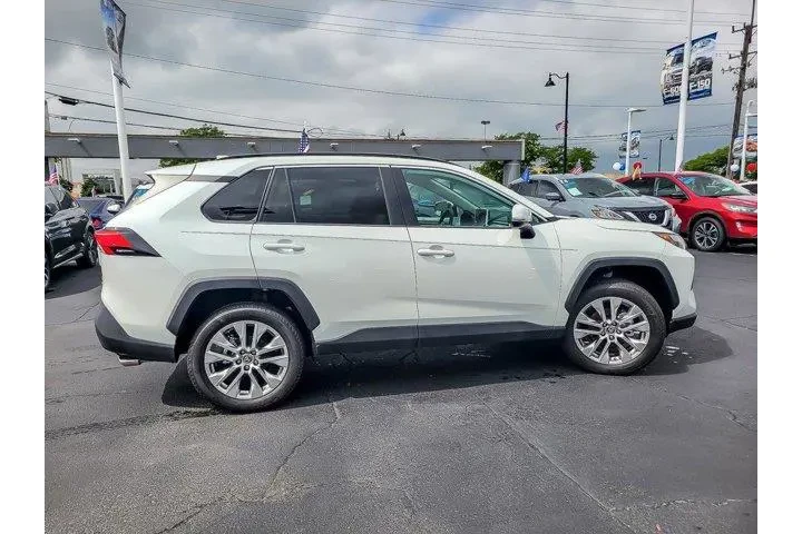 $39989 : Toyota RAV4 2025 AWD XLE Pre image 9