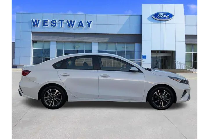 $16995 : Kia Forte 2023 LX 4dr Sedan image 2
