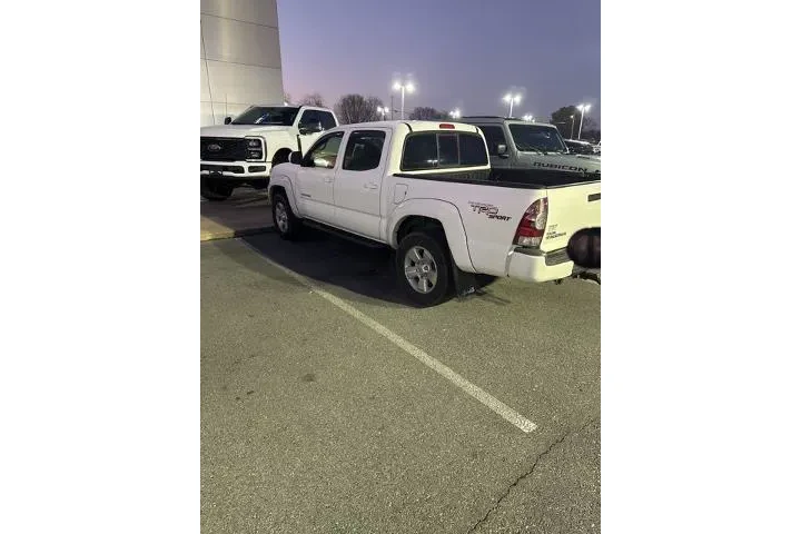 $20324 : Toyota Tacoma 2013 4x4 V6 4d image 2