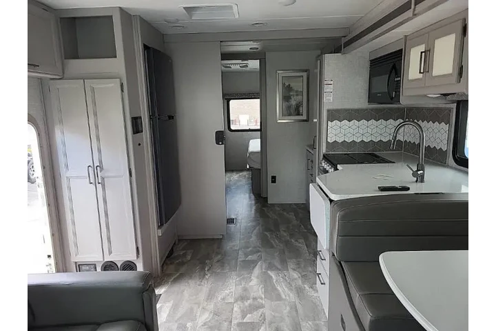 $114999 : 2023 Thor Motor Coach Windspo image 4