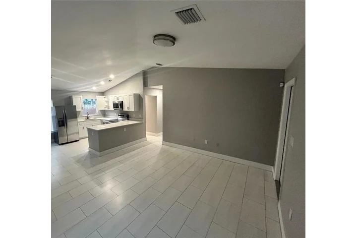 $1200 : de 3 dormitorios reformado image 4