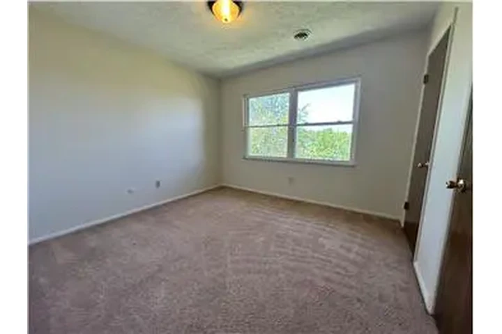 $700 : Rental property with 2 bedro image 7