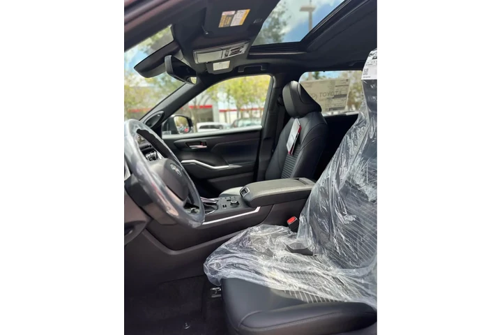 Toyota Highlander XSE image 2