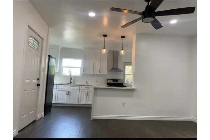 $2200 : Private House image 1