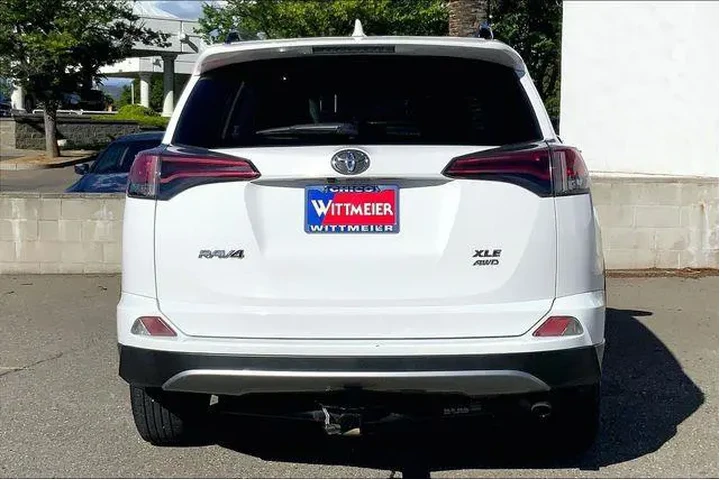 $17985 : Toyota RAV4 2017 AWD XLE 4dr image 4