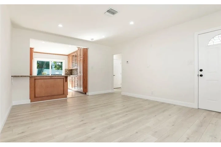 $2050 : 2 Bed 2 Bath Home In south LA image 3