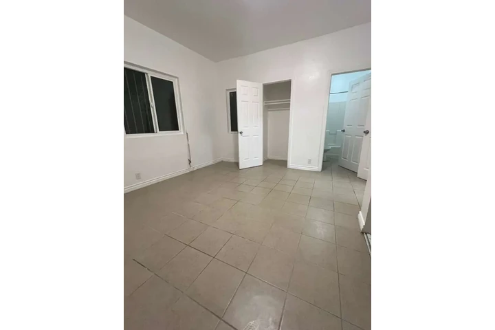 $1150 : Rento cuarto image 6