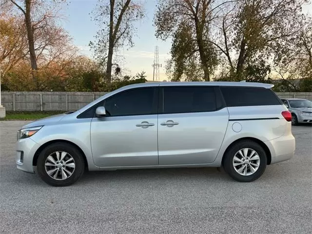 $9995 : Pre-Owned 2016 Sedona L image 3