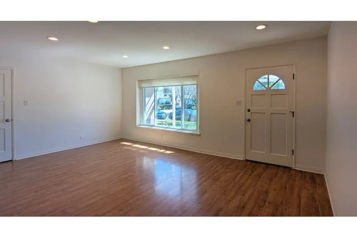 $2490 : 3 Bed 2 Bath in Vermont Square image 3