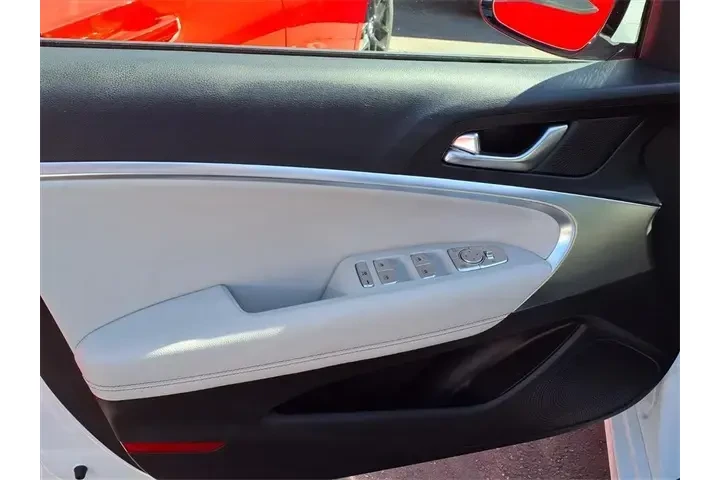 $29905 : Genesis G70 2025 2.5T Standa image 10