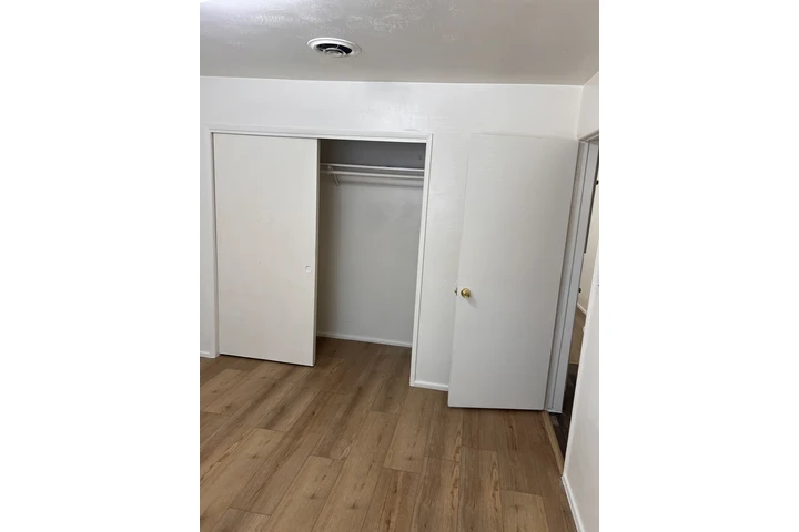 $900 : Lake Isabella Apartment image 4