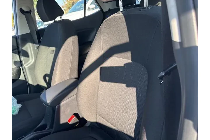 $19900 : Hyundai VENUE 2024 SE 4dr Cr image 6