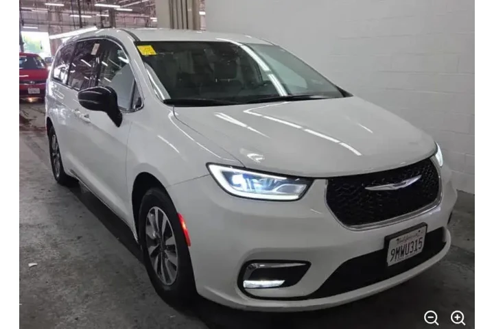 $32750 : 2024 Pacifica Plug-In Hybrid image 5