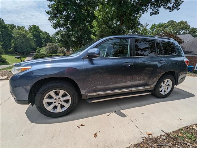 $8500 : 2012 Toyota highlander SUV image 1