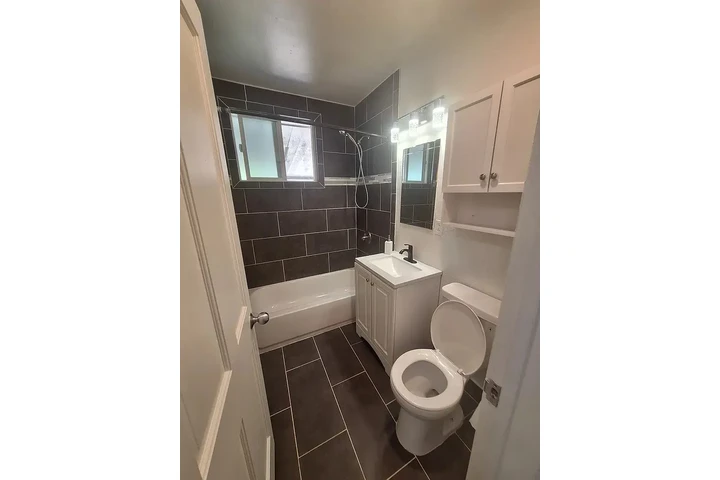 $900 : Beautiful Home...LAKEWOOD,CA image 5
