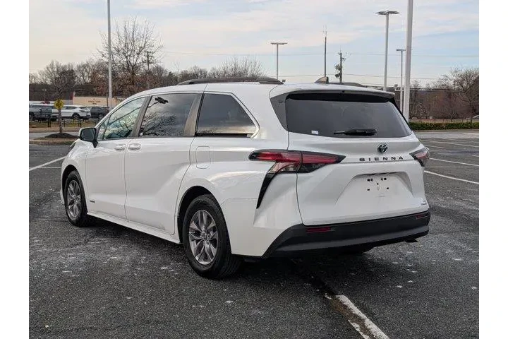 $26980 : Toyota Sienna 2021 LE 8-Pass image 5