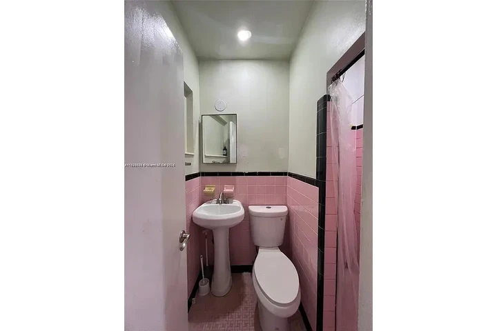 $500 : Beautiful Home...Hialeah, FL image 4