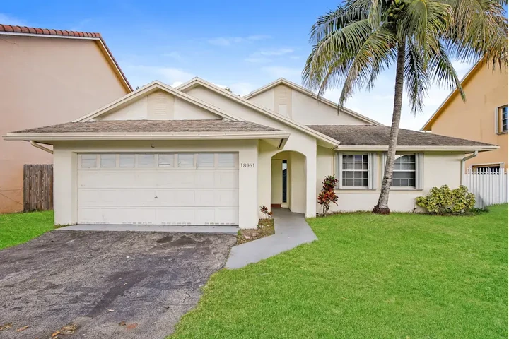 $2500 : 3 Bedroom house in Miami FL image 1