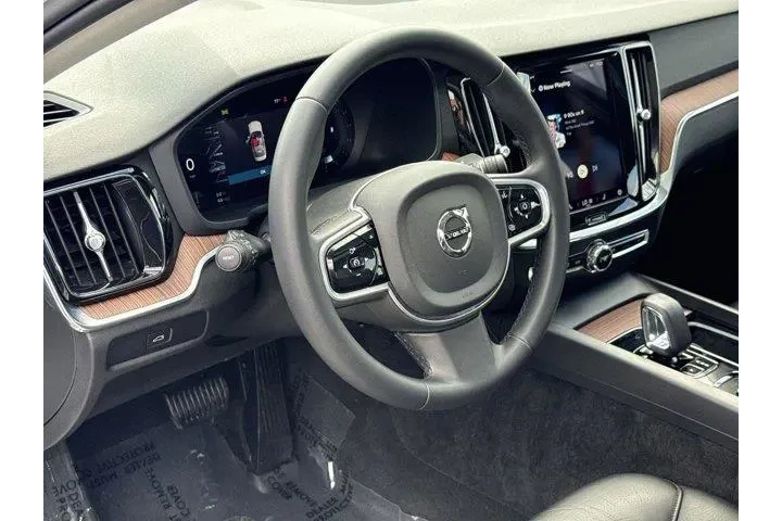 $28000 : Volvo S60 2023 AWD B5 Plus D image 9