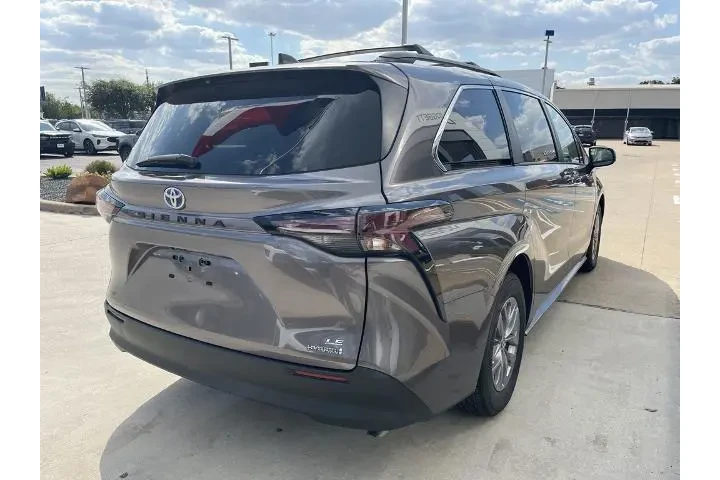 $35491 : Toyota Sienna 2023 LE 8-Pass image 5