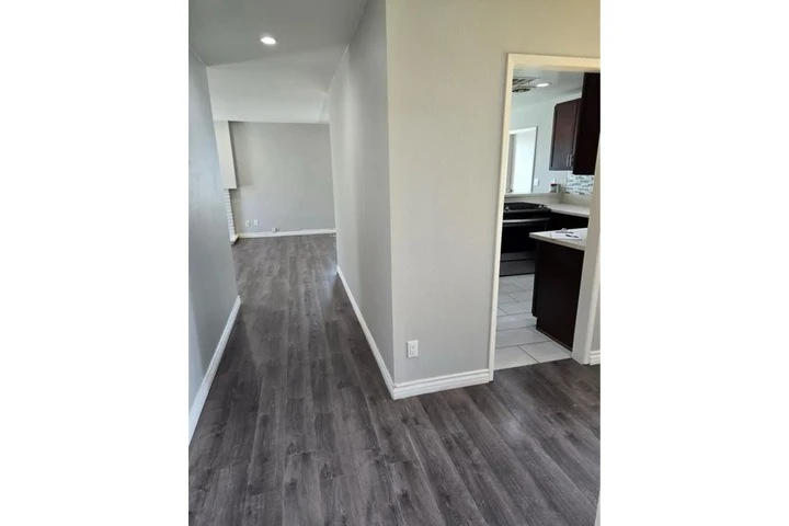 $2535 : 3Bed Home in W Pico Boulevard image 2