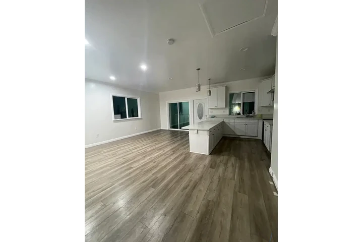 $2350 : 3 Bedroom House in Koreatown image 4