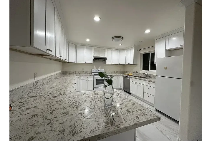 $2700 : 3 bedrooms and 3 bathrooms. ea image 4