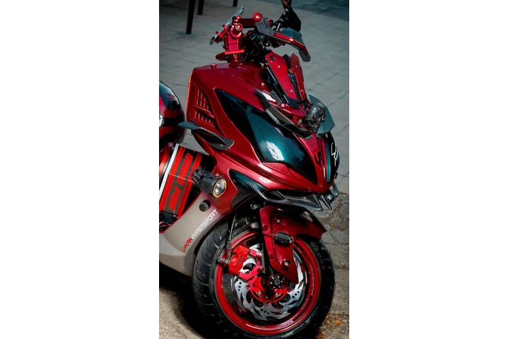 $5000 : Scooter Roja Personalizada image 3