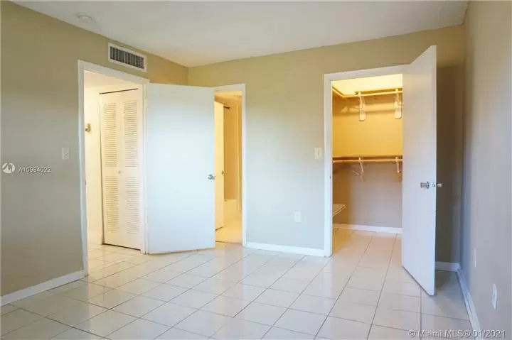 $235000 : Townhouse Fontainebleau Blvd image 1