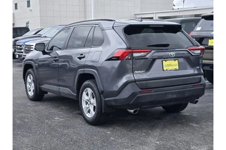 $22391 : Toyota RAV4 2021 XLE 4dr SUV image 10