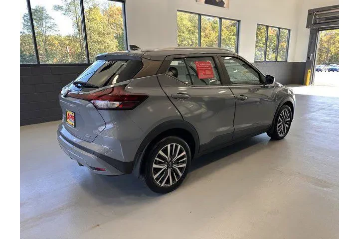 $17895 : Nissan Kicks 2023 SV 4dr Cro image 6