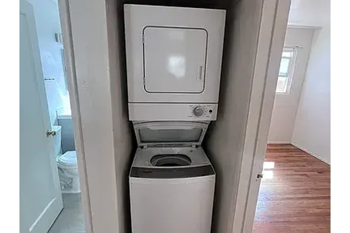 $2400 : San Diego Chic: Stylish Apartm image 4