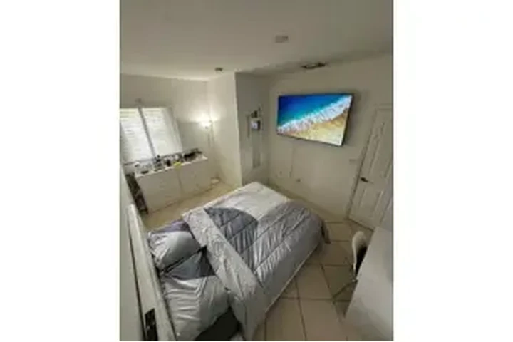 $1100 : RENTA HABITACION DORAL (DAMA) image 4