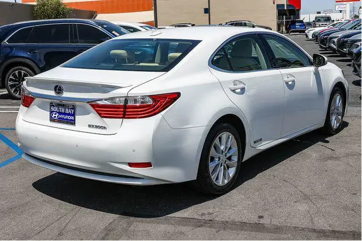 $17998 : Lexus ES 300h 2013 4dr Sedan image 6